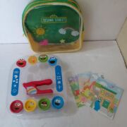 MOCHILA CON PLASTILINA Y MOLDES DE ELMO